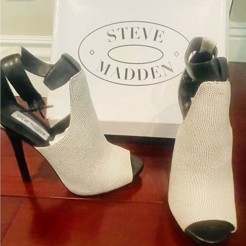 Steve Madden Never worn Mayyjor White Multi heel